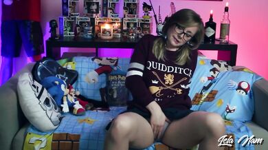 Leianam, jeune geek française se fait jouir avec un gros gode, creamy