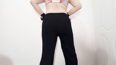 خانم کارمند لباسای کارمندیشو با آهنگ معین میپوشه و میره سرکار دوست دختر شده انگاری