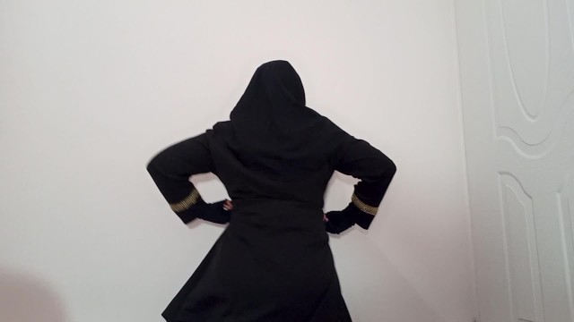 خانم کارمند لباسای کارمندیشو با آهنگ معین میپوشه و میره سرکار دوست دختر شده انگاری