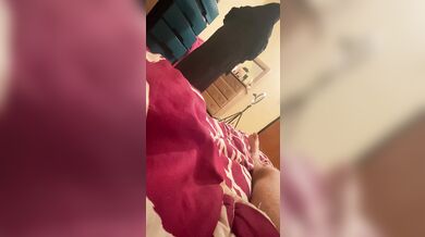 سعوديه قحبه تخون زوجها مع اي واحد عشان بتعشق الزبونيك