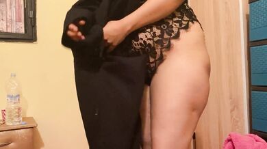 زوجي جابلي صاحبو ينيكني وهو قاعد يشلخعلينا