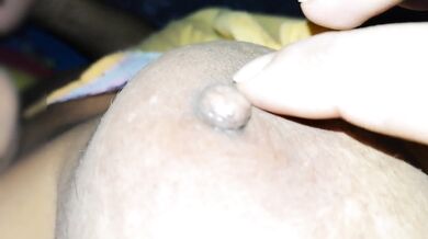 Nipple එකට දැප දෙනකොට එයාගෙ කෙදිරිය/Nipple play.