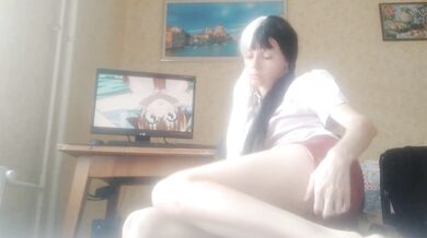 Похотливая школьница любит удовлетворять себя и смотреть аниме.