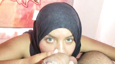 Voy al cuarto de mi primo a tragarme su leche después de darle una rica mamada