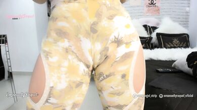 Hot big ass girl in tight yoga pants giving to you the hottest JOI, jerk off instructions ,cameltoe