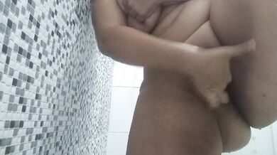 PUTINHA RABUDA SE FILMA MIJANDO E SE MASTURBANDO ESCONDIDA DO MARIDO