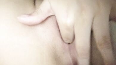 استمناء في مكالمة فيديو لأبي السكر، أصبع نفسي وأخرج كل العصير اللذيذ، لقد أصبح مهبلي ا????????