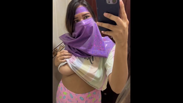 فضحية محجبة شرموطة بوس ودعك ودلع مع حارس سوبر ماركت جواالحمام وصوتها بينسمع براوهي تتناك ????????????