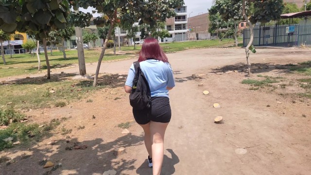 Veo a una culona en el parque, le pido su número y después la invito a coger en mi casa.