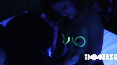 Pinturas corporais e sexo lesbico em um sonho surreal