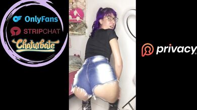 Tirando toda a roupa dançando funk brasileiro peladinha