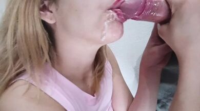 mi amiga insiste que me dará la mejor mamada de mi vida, mucha saliva y semen en la boca