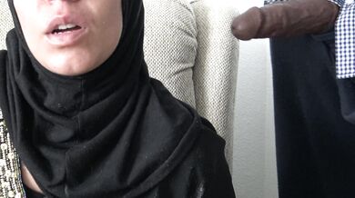 une femme musulmane française laisse un garçon noir jouir dans sa bouche et avale son sperme