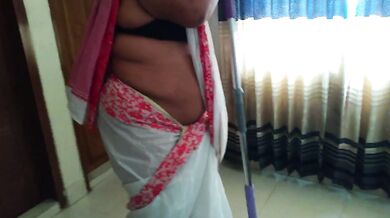 خادمة هندية مثيرة تحصل على مارس الجنس من قبل المالك أثناء تنظيف منزل المالك المصري - Thick Butt Maid