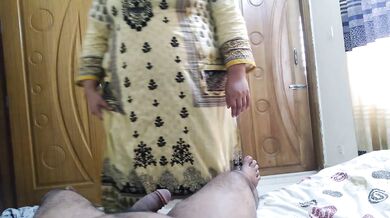 زوجة الأب المصرية ربيب يستمني على السرير بينما يغادر المنزل ثم زوجة الأب تساعد ربيب مع جسدها الساخن