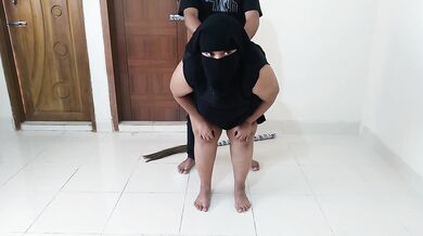 لقد ضاجعتها بينما كانت زوجة الأب المسلمة تكنس المنزل - Fucking My Stepmother in Morning