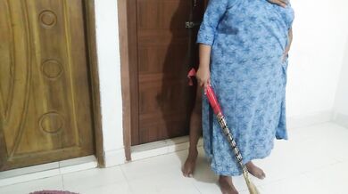 عندما كانت زوجة أبي تكنس غرفتي، أعطيت شيئًا ما داخل ظهرها - My Hijabi MILF Stepmom