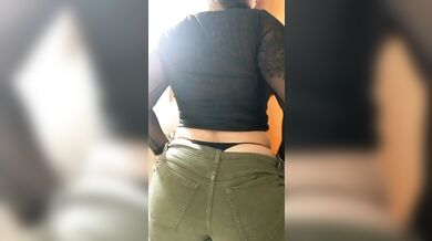 Hasta donde crees que me sube el short. Chica culona se viste para salir