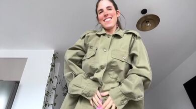 חיילת ישראלית מתפשטת שיר בעברית (צמוד) Israeli solider strip Hebrew song (ONLYFANS-Spicykween)