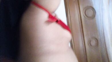 خادمة فندق الحجاب تخلع صدريتها وتظهر حلماتها وهي تجتاح الغرفة ثم تمارس الجنس مع نزلاء الفندق