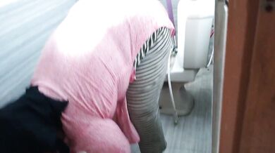 خادمة سعودية تغسل الملابس في الحمام عندما يأتي رئيسها ويمارس الجنس معها - Saudi Maid In Bathroom Sex