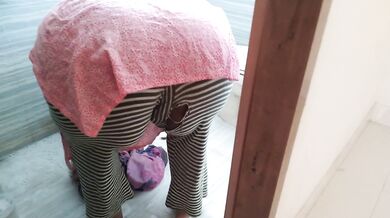 خادمة سعودية تغسل الملابس في الحمام عندما يأتي رئيسها ويمارس الجنس معها - Saudi Maid In Bathroom Sex