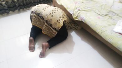 زوجة الأب السعودية الجميلة عالقة في التنظيف تحت السرير - Saudi MILF Stepmom Gets Stuck Under Bed