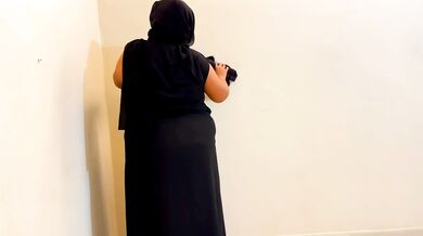 الحجاب والبرقع يرتدي الحمار خادمة مسلمة سعودية استغل من قبل رئيسها عندما تقوم بالتنظيف - Saudi Maid