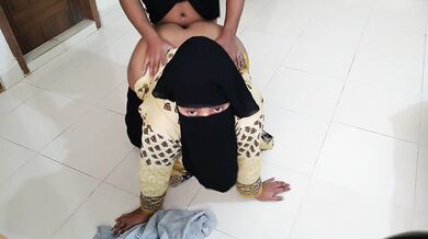 كانت عمتي البنجاب المسلمة الساخنة تنظف المنزل عندما رآها صبي الجيران ومارس الجنس - Punjabi Aunty Sex
