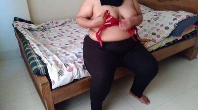 خياط يمارس الجنس مع زوجتي عندما قامت بفحص حمالة الصدر الحمراء في غرفة تبديل الملابس Tailor Fuck her