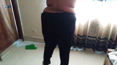 مثير STEPMOM ممارسة عارية وامض لها كبير الثدي والحمار كبير في حين أن المدرب الملاعين لها