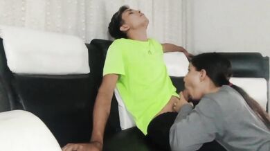 DEITO-ME AO LADO DA MINHA MEIA-IRMÃ DE 18 ANOS E COLOCO MEU PÊNIS NA BUNDA DELA - SEXO CASEIRO