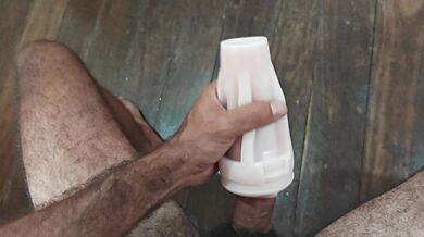 Gozando muito com uma buceta artificial de silicone