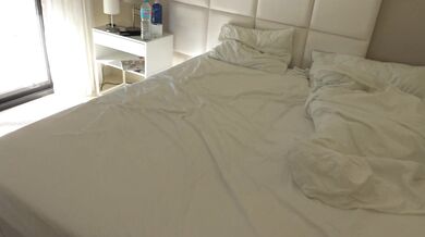 Femme de ménage Algérienne lors de son premier jour avec un nouveau client à Paris