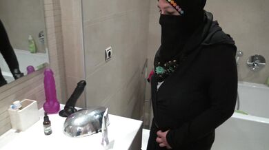 Femme de ménage Algérienne lors de son premier jour avec un nouveau client à Paris