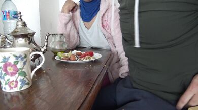 Yaşlı Türk karısı İstanbul'da 18 yaşındaki üvey oğluyla aldatıyor - TURK PORNO TURBANLI SEX