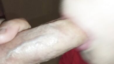 azeri seks xala spermanin agzina tokulmeyinden hezz alib sikini yalayir