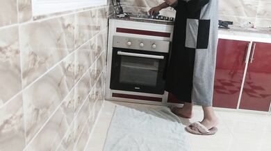 عربية تعرض جسمها في المطبخ بدها نيك مصري