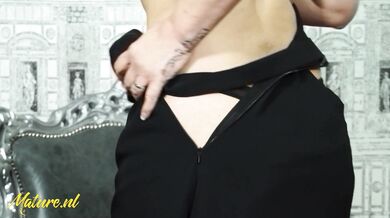 Impressionante MILF Raven mostra seu corpo Hot e se toca