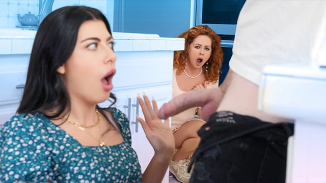 O anfitrião de férias espia o casal convidado enquanto a garota chupa o enorme dong de seu namorado