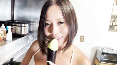 西條るりのなすとディルドのフェラチオ動画