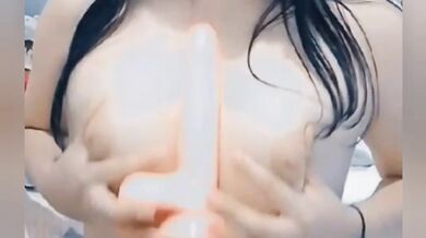 LINDA FLAQUITA COLOMBIANA DE 18 AÑOS SE MASTURBA BIEN RICO CON SU JUGUETITO MIRA COMO TE LO CHUPARIA