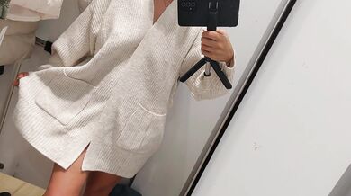 La moglie sexy con il culo grosso e i capelli della figa prova i vestiti. Figa calda con capelli cas