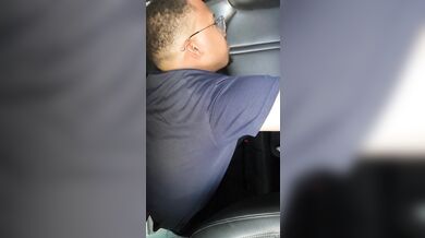 Con frío se calentó acostándose en la cama y luego la folló ferozmente