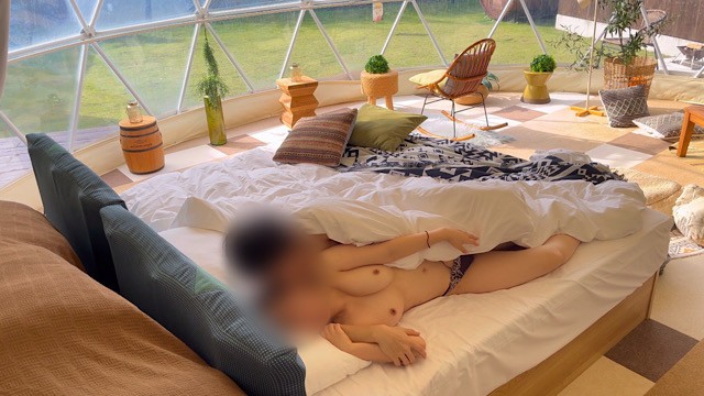 グランピングの朝に隠れてエッチする盛んな時期の大学生カップルの様子