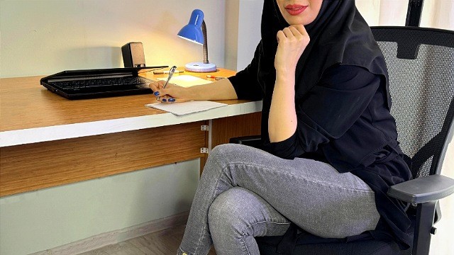 منشی شرکت داشت با موبایل کار می کرد و کارای شرکت مونده بود منم گفتم باید خوشحالم کنیiranian office