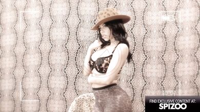 Leopard Hottie Canela Skin Gratifying Anal Sex