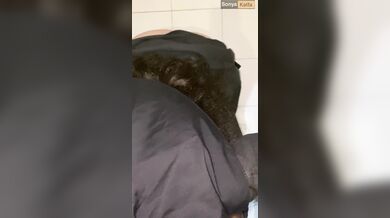 منشی شرکت تو دستشویی مخفیانه خودارضایی میکرد، مچش رو گرفتم گفتم باید باهم سکس کنیم