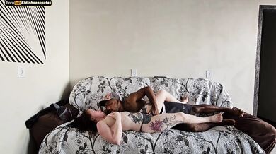 Matando a saudade A gente tava assistindo um filme E ELA NÃO AGUENTA A VONTADE DE FODER E SER PENETR