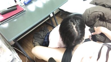 【素人】僕がデスクで宿題しているのに僕の部屋に遊びに来た彼女がちょっかいをだしてきてそのまま,,,